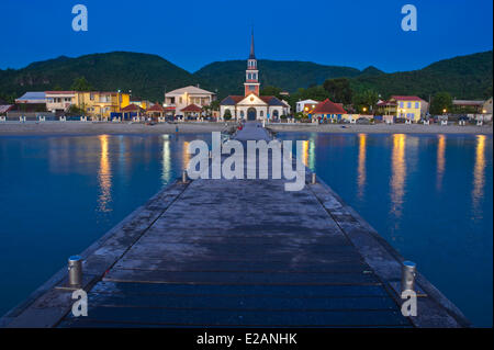 / Frankreich, Martinique (Französische Antillen), Les Anses-d'Arlet, Grande Anse, Kirche und Ponton Stockfoto