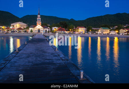 / Frankreich, Martinique (Französische Antillen), Les Anses-d'Arlet, Grande Anse, Kirche und Ponton Stockfoto