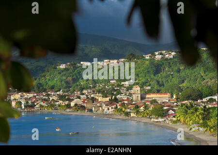 / Frankreich, Martinique (Französische Antillen), Saint-Pierre, der Strand und Kathedrale von Notre Dame du Bon Port, Strand von Saint-Pierre Stockfoto