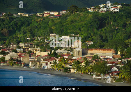 / Frankreich, Martinique (Französische Antillen), Saint-Pierre, der Strand und Kathedrale von Notre Dame du Bon Port, Strand von Saint-Pierre Stockfoto