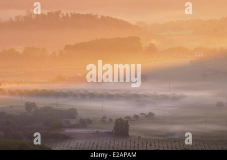 Frankreich, Dordogne, Morgennebel über die Landschaft (Luftbild) Stockfoto