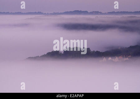 Frankreich, Dordogne, Morgennebel über die Landschaft (Luftbild) Stockfoto