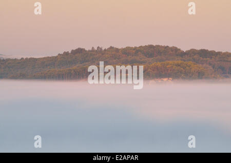 Frankreich, Dordogne, Morgennebel über die Landschaft (Luftbild) Stockfoto