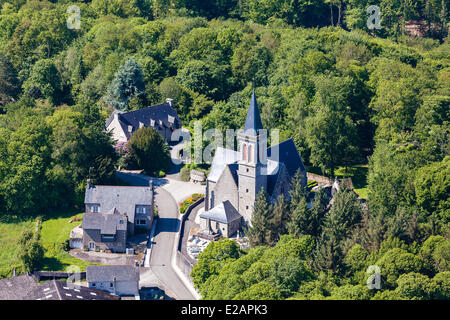 Frankreich, Ille et Vilaine, Le Chatellier, die Kirche mitten im Wald (Luftbild) Stockfoto