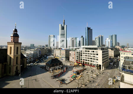 Deutschland, Hessen, Frankfurt / Main, Hauptwache und Katharinenkirche mit Wolkenkratzern im Hintergrund Stockfoto