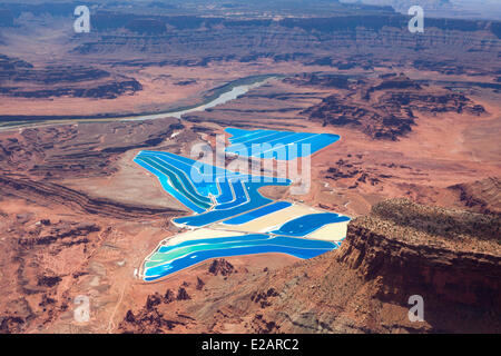 Vereinigte Staaten, Utah, Moab, Cane Creek Kali mir, Verdunstung Teiche von Kobalt, Wasser Absorption helfen wird ein blauer Farbstoff hinzugefügt Stockfoto