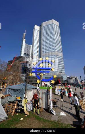 Deutschland, Hessen, Frankfurt Am Main, Willy-Brandt-Platz, Euro melden Sie außerhalb der Europäischen Zentralbank, Frankfurt zu besetzen Stockfoto