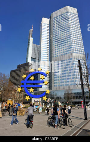 Deutschland, Hessen, Frankfurt am Main, Willy-Brandt-Platz, Euro melden Sie außerhalb der Europäischen Zentralbank Stockfoto