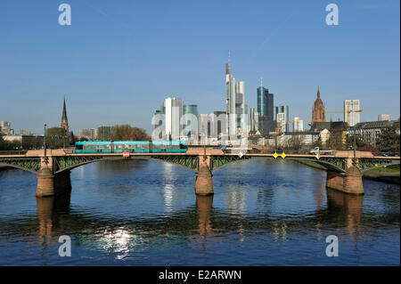 Deutschland, Hessen, Frankfurt am Main, Ansicht über Main mit Ignatz Bubis-Brücke Skyline Stockfoto