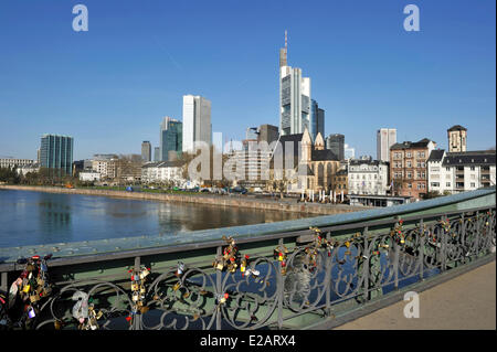 Deutschland, Hessen, Frankfurt am Main, Ansicht über Main mit Skyline, Eiserner Steg (eiserne Fußgängerbrücke) Stockfoto