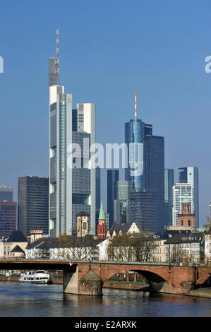 Deutschland, Hessen, Frankfurt am Main, Ansicht über Main mit der alten Brücke (Alte Brücke) Skyline Stockfoto