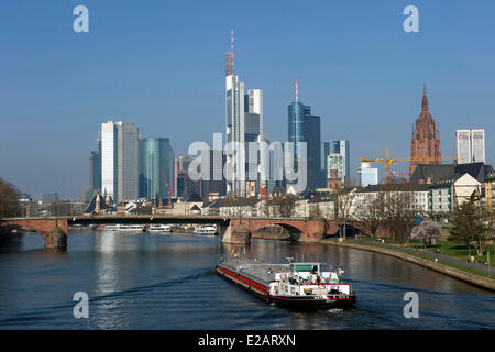 Deutschland, Hessen, Frankfurt am Main, Ansicht über Main mit der alten Brücke (Alte Brücke) Skyline Stockfoto