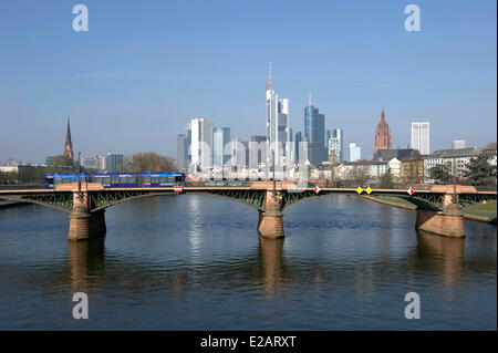 Deutschland, Hessen, Frankfurt am Main, Ansicht über Main mit Ignatz Bubis-Brücke Skyline Stockfoto