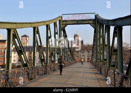 Deutschland, Hessen, Frankfurt am Main, Eiserner Steg (eiserne Fußgängerbrücke) über Main Stockfoto