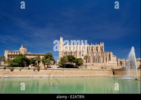 Spanien, Balearen, Mallorca, Palma, die Kathedrale und ein Körper des Wassers Stockfoto