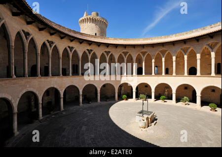 Spanien, Balearen, Mallorca, Palma, Schloss Bellver, rote Matratze und Brunnen im Innenhof umgeben von Arkaden Stockfoto