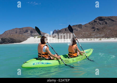 Mexiko, Baja California Sur State, Sea of Cortez, aufgeführt als Weltkulturerbe der UNESCO, Pichilingue Halbinsel, Kajakfahren in Stockfoto