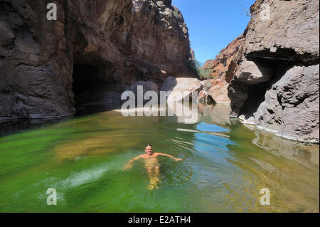 Mexiko, Baja California Sur State, Mulege Umgebung, Schwimmen im kühlen Nass des Canyon La Trinidad Stockfoto