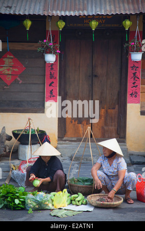 Frauen-Anbieter verkaufen Gemüse am Markt, Hoi an ein (UNESCO Weltkulturerbe), Quang Schinken, Vietnam Stockfoto