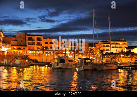 Spanien, Balearen, Mallorca, Cala Ratjada, Hafen bei Nacht Stockfoto