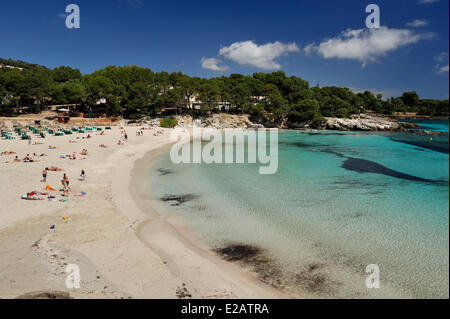 Spanien, Balearen, Mallorca, Capdepera, Sa Font de sa Cala, Strand mit kristallklarem Wasser Stockfoto