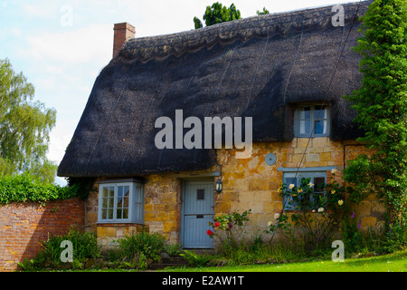 Traditionellen Reetdachhaus in Cotswolds Stockfoto