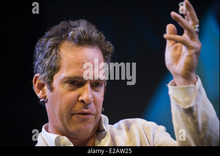 Schauspieler Tom Hollander bespricht die BBC TV-Sitcom Rev in dem er Reverend Adam Smallbone auf der Bühne beim Hay Festival 2014 spielt Stockfoto