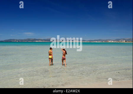 Spanien, Balearen, Mallorca, S'Arenal, El Arenal, Playa de Palma, junge Frauen, die ins Wasser Stockfoto