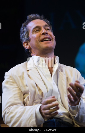 Schauspieler Tom Hollander bespricht die BBC TV-Sitcom Rev in dem er Reverend Adam Smallbone auf der Bühne beim Hay Festival 2014 spielt Stockfoto