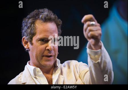 Schauspieler Tom Hollander bespricht die BBC TV-Sitcom Rev in dem er Reverend Adam Smallbone auf der Bühne beim Hay Festival 2014 spielt Stockfoto