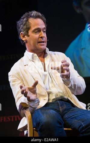 Schauspieler Tom Hollander bespricht die BBC TV-Sitcom Rev in dem er Reverend Adam Smallbone auf der Bühne beim Hay Festival 2014 spielt Stockfoto