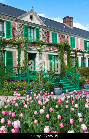 Frankreich, Eure, Giverny, Claude Monet Stiftung, Gärten von Monets Haus, Tulpen im Vordergrund Stockfoto