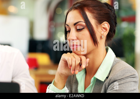 Porträt von nachdenklich Geschäftsfrau im Büro Stockfoto