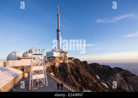 Frankreich, Hautes-Pyrenäen, Bagneres de Bigorre, La Mongie, Pic du Midi (2877m), die Kuppeln der Sternwarte und die Antenne TDF Stockfoto