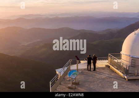 Frankreich, Hautes-Pyrenäen, Bagneres de Bigorre, La Mongie, Pic du Midi (2877m), Sonnenaufgang Stockfoto