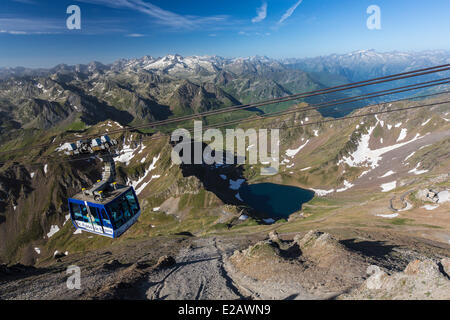 Frankreich, Hautes-Pyrenäen, Bagneres de Bigorre, La Mongie, See von Oncet seit dem Pic du Midi de Bigorre (2877m) und die Kabine Stockfoto