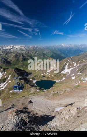 Frankreich, Hautes-Pyrenäen, Bagneres de Bigorre, La Mongie, See von Oncet seit dem Pic du Midi de Bigorre (2877m) und die Kabine Stockfoto