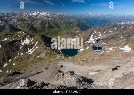 Frankreich, Hautes-Pyrenäen, Bagneres de Bigorre, La Mongie, See von Oncet seit dem Pic du Midi de Bigorre (2877m) und die Kabine Stockfoto