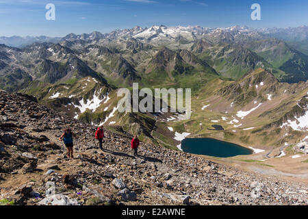 Frankreich, Hautes-Pyrenäen, Bagneres de Bigorre, La Mongie, See von Oncet seit dem Pic du Midi de Bigorre (2877m) Stockfoto