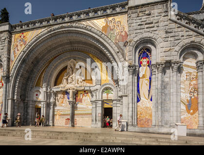 Frankreich, Hautes Pyrenäen, Lourdes, Basilique Notre Dame de Lourdes Stockfoto