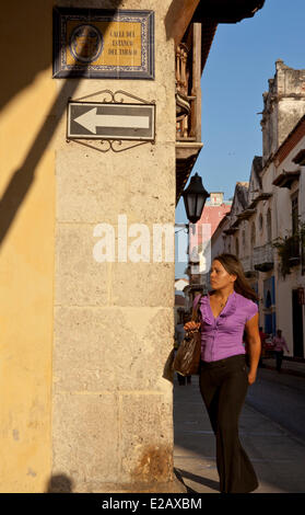 Bolivar-Abteilung, Kolumbien, Cartagena, aufgeführt als Weltkulturerbe der UNESCO, junge Dame, die zu Fuß in einer Straßenkreuzung der Stockfoto