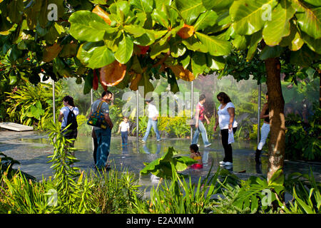 Kolumbien, Medellin, Antioquia Abteilung Brunnen Spray in der Nähe von Museum of Modern Art Stockfoto