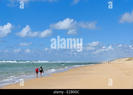 Frankreich, Gironde, d ' Arcachon, Cap Ferret, Plage de l ' Horizon, Wanderer entlang des Ozeans an einem einsamen Strand Stockfoto