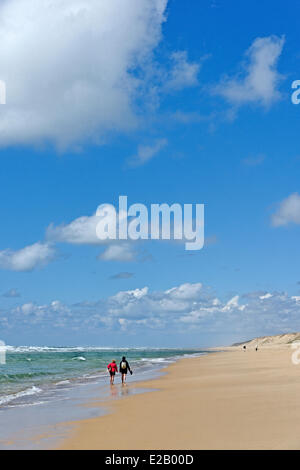 Frankreich, Gironde, d ' Arcachon, Cap Ferret, Plage de l ' Horizon, Wanderer entlang des Ozeans an einem einsamen Strand Stockfoto