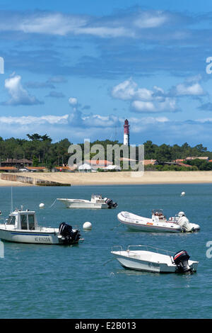 Frankreich, Gironde, d ' Arcachon, Cap Ferret, Plage du Phare, Motorboote verankert abseits am Strand vor einem Leuchtturm Stockfoto