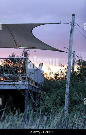 Kenia, Masai Mara national reserve, Bungalow-Terrasse Stockfoto