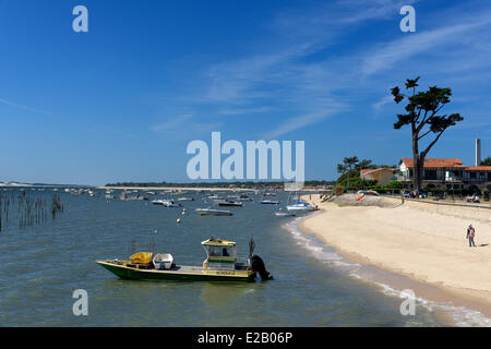 Frankreich, Gironde, d ' Arcachon, Cap Ferret, Plage du Phare, Austern Lastkahn, Austernbänke mit Booten im Hintergrund Stockfoto