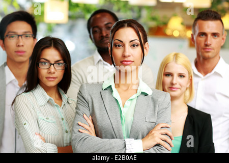 Gruppe von Mitarbeitern im Büro stehen Stockfoto