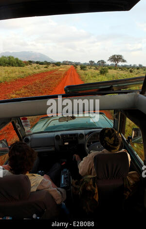 Kenia Nationalparks Tsavo Est, Touristen in safari Stockfoto