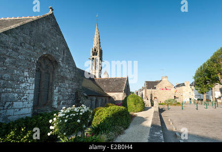 Frankreich, Finistere, La Foret Fouesnant, Kirche Platz Stockfoto